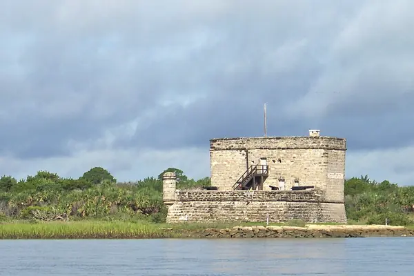 Approaching the fort by ferry