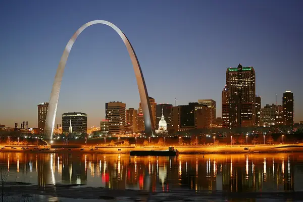 The Gateway Arch and skyline at night