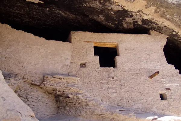 Stone masonry in the alcove