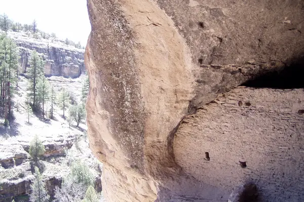 The dwellings above the canyon