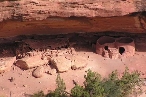 Horsecollar Ruin in its alcove