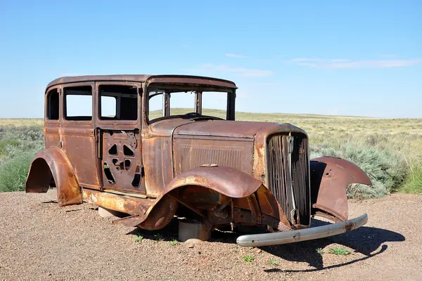 An old car marks the historic Route 66