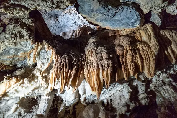 Delicate helictites