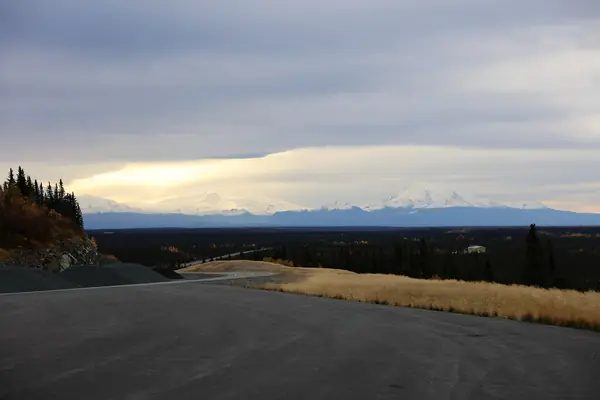 The road into the mountains